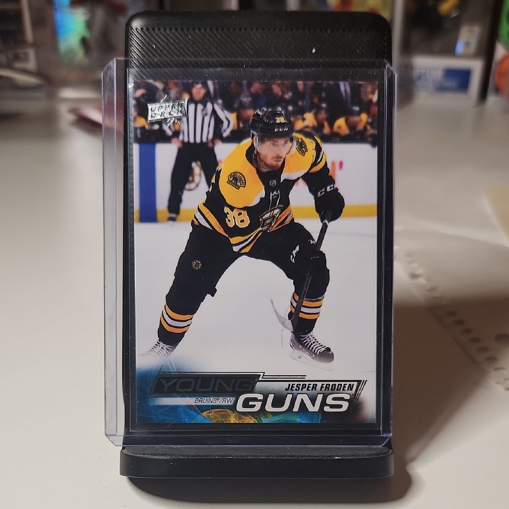 2022-23 Upper Deck Series 2 Young Guns Jesper Froden Trading Card